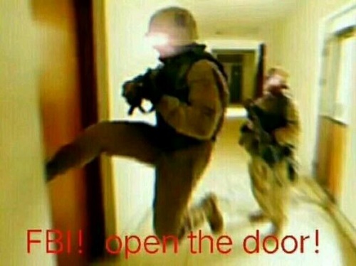 砰，开门，FBI！