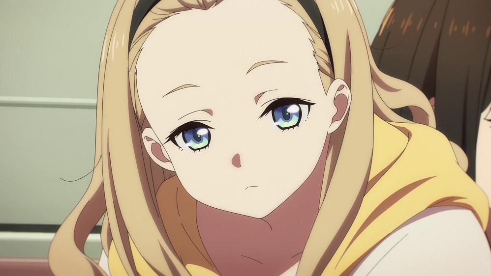 行李箱的宠物少女